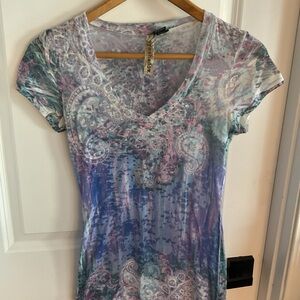 Eyeshadow - Short Sleeve Colorful V-Neck Women’s Top - Size Medium